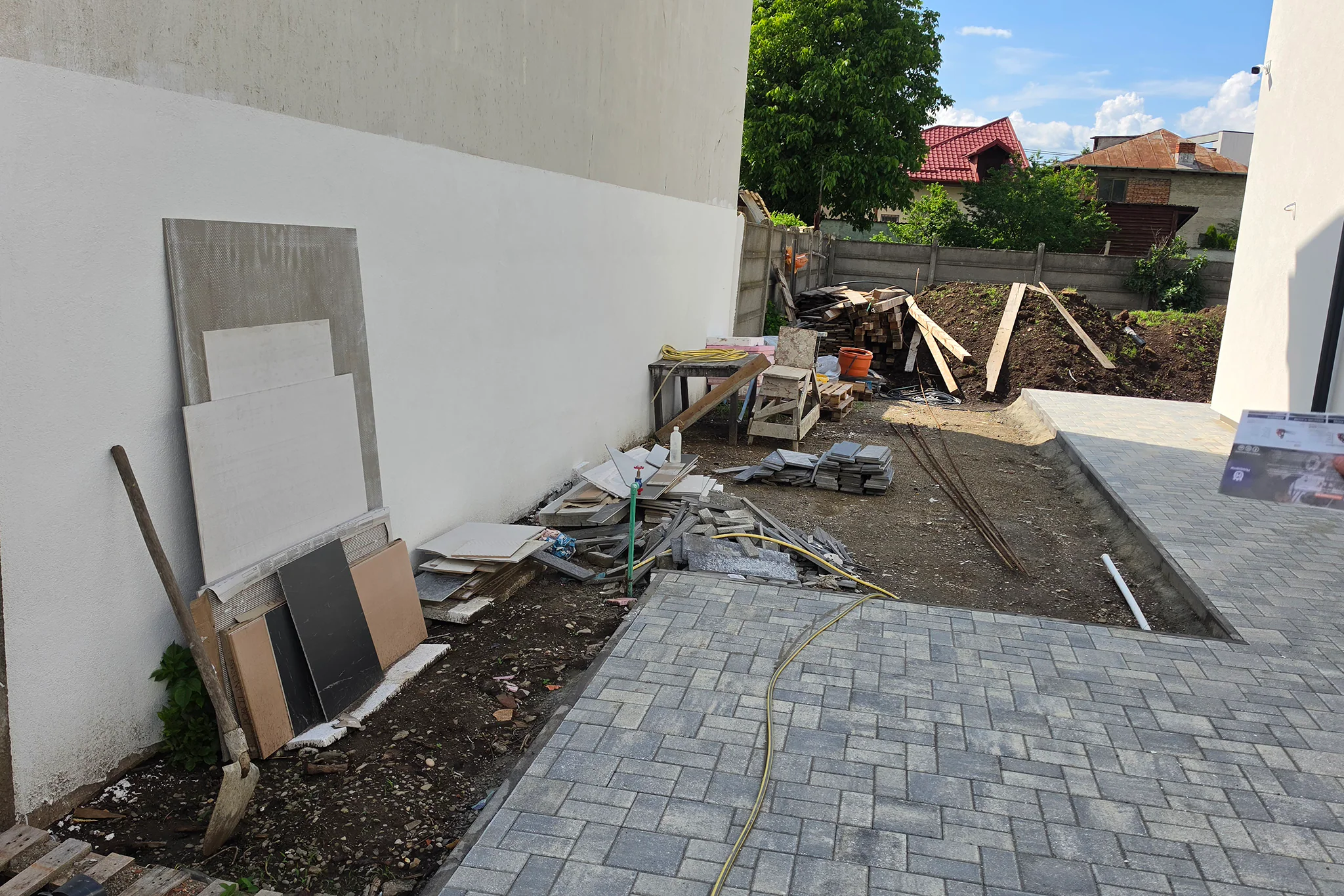 Curte rezidențială în amenajare cu materiale și alei pavate în Ploiești